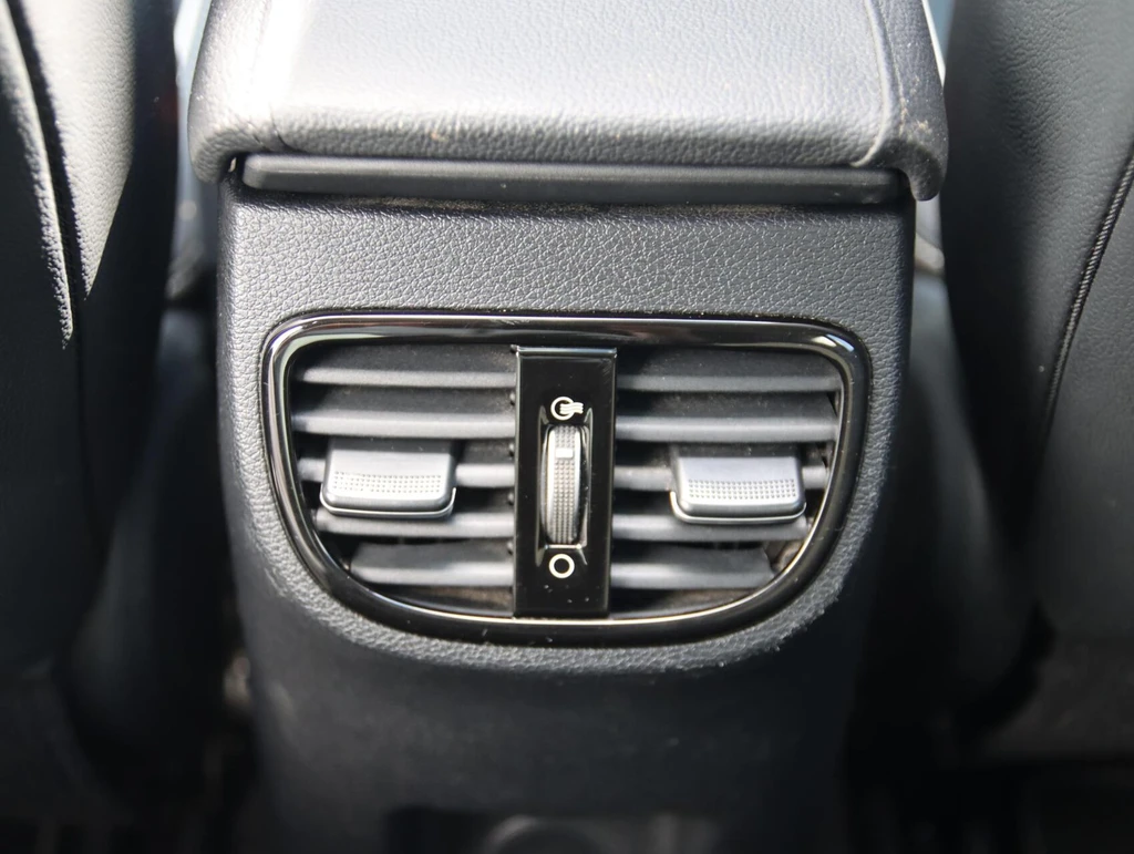  https://morgenlease.images.ilsa.cloud/ce11f889-158d-4efa-9d67-23e4b7793ddb.webp